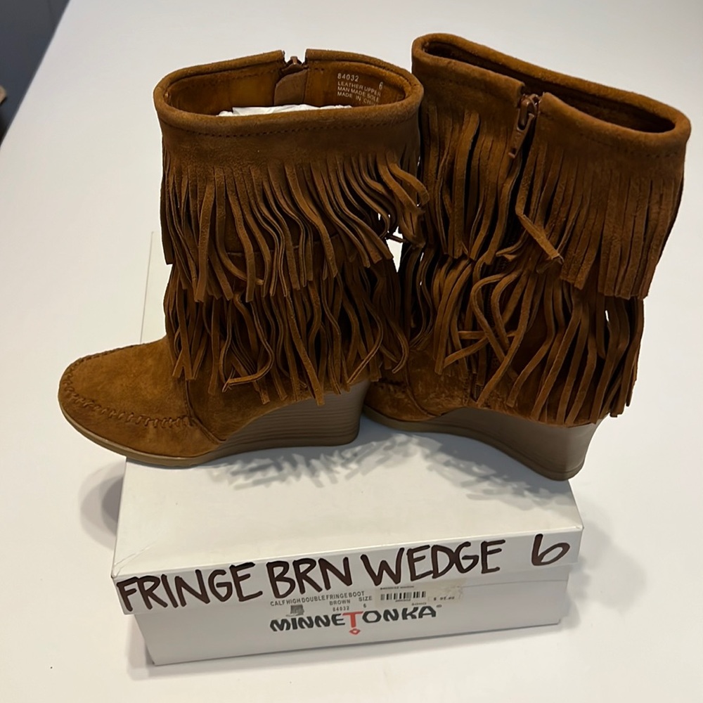Minnetonka size 6,suede boot with fringe